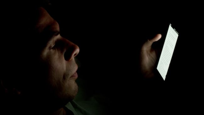 person_looking_at_smartphone_in_the_dark_2-650-80