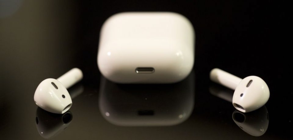 اپل با تغییر کوچکی در طراحی Airpods، مانع از درآمدن آن ها از گوشتان خواهد شد