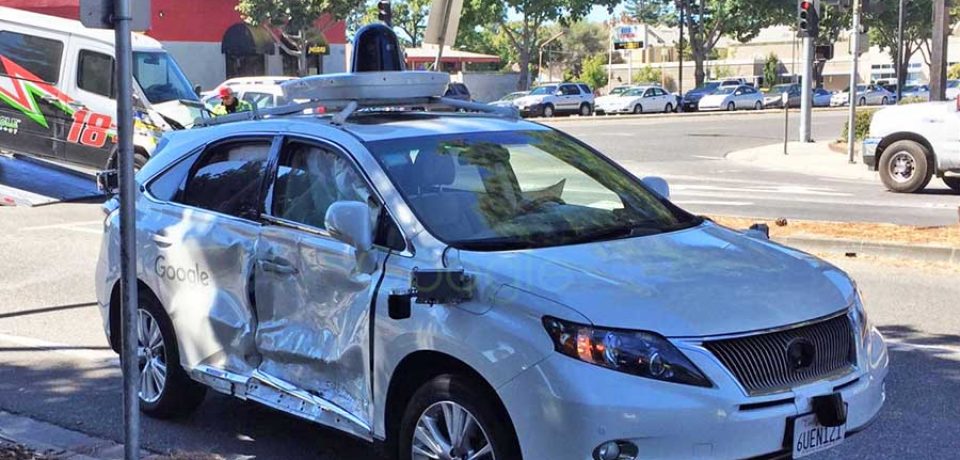 خودروی بدون سرنشین گوگل تصادف کرد! چه کسی مقصر بود؟