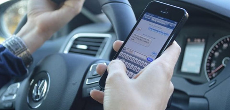 آماری جالب از پیام دادن در هنگام رانندگی؛ ۹۰% افراد پیام دادن هنگام رانندگی برایشان عادی است